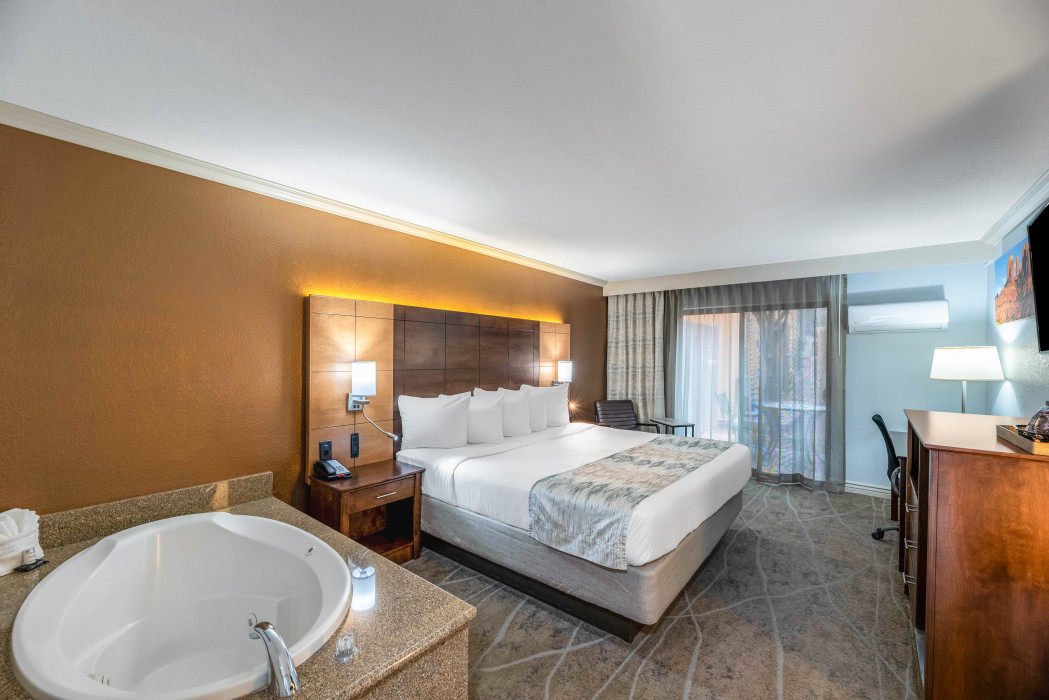 1 King Bed Whirlpool Suite – Non Smoking