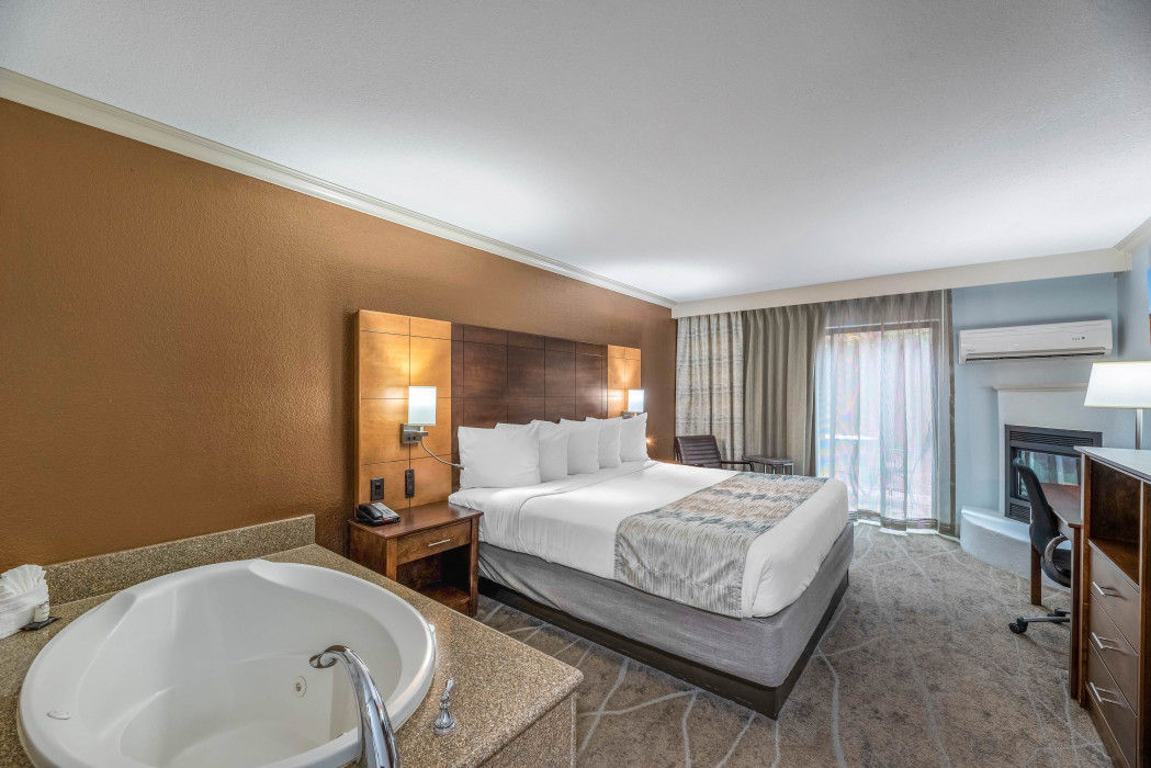 1 King Bed Whirlpool Suite with Fireplace – Non Smoking